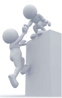 Eine Person auf dem Podest hilft der anderen Person, zu ihr hochzuklettern.